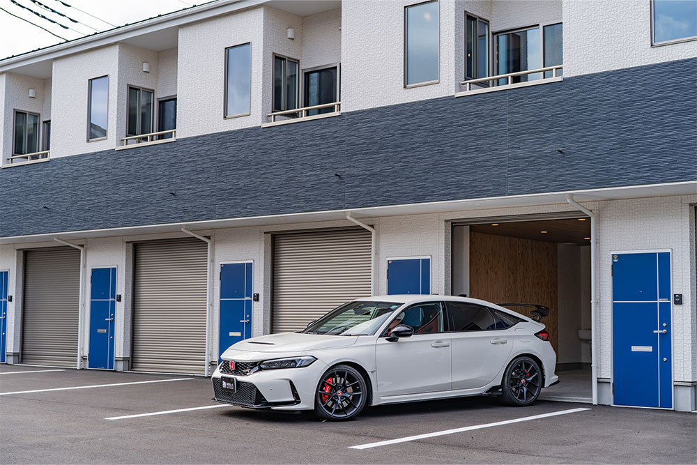 ガレージを出発するCIVIC TYPE R(FL5)