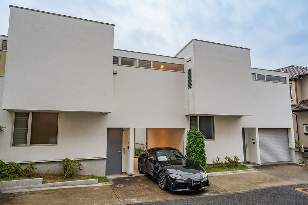 街中でも目を引く、白基調の建物