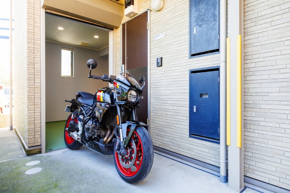 ガレージを出発するSUZUKI_GSX-8TT