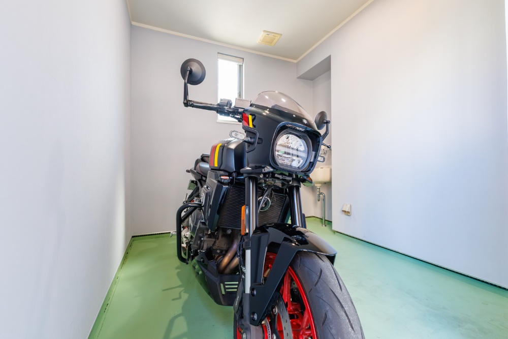 ガレージに駐車したSUZUKI_GSX-8TT