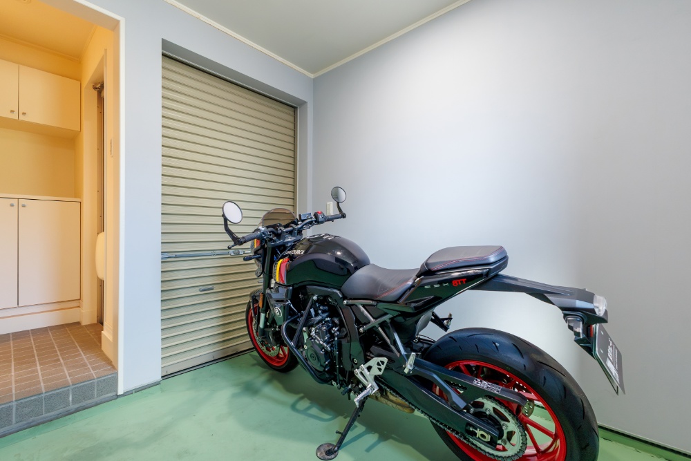 ガレージに駐車したSUZUKI_GSX-8TT