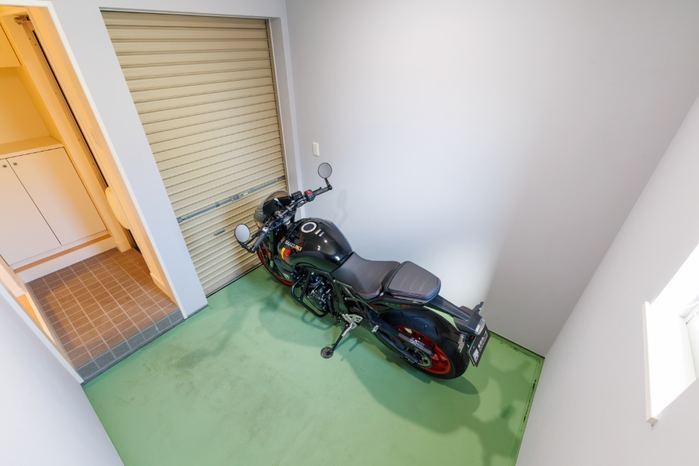 ガレージに駐車したSUZUKI_GSX-8TT
