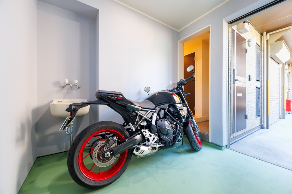 ガレージに駐車したSUZUKI_GSX-8TT