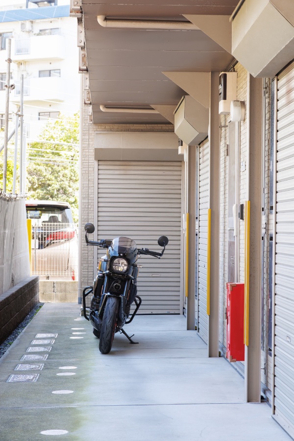 ガレージへアプローチする共用廊下