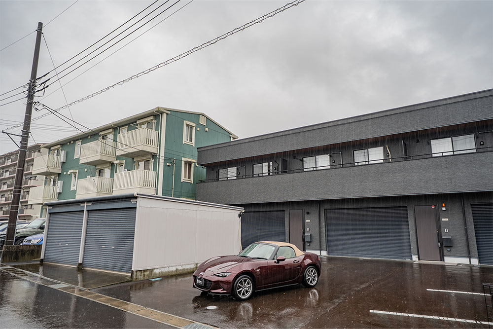 静岡県御殿場市新橋の賃貸ガレージハウス「ガレント御殿場インター北」とNDロードスター