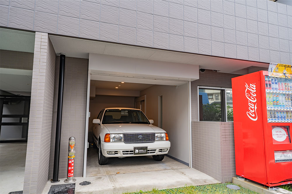 ガレージに駐車したトヨタ_コンフォート
