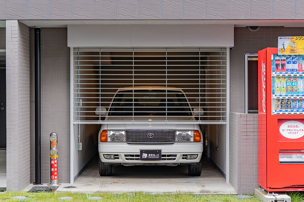 ガレージに駐車したトヨタ_コンフォート