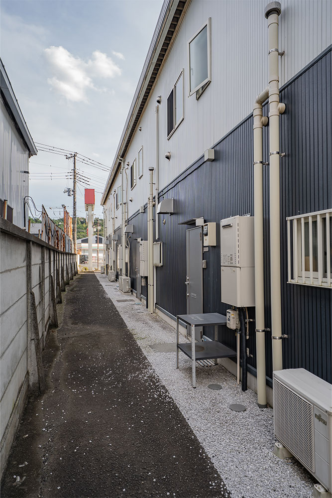 建物裏手に並ぶ玄関
