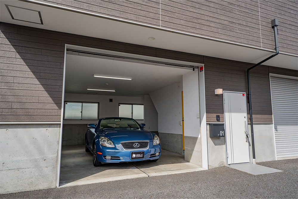 ガレージに駐車したSC430
