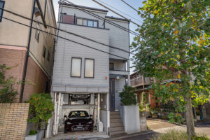 SUV対応の4柱リフト、リズミカルにつながる2LDK｜柳瀬川駅 徒歩5分