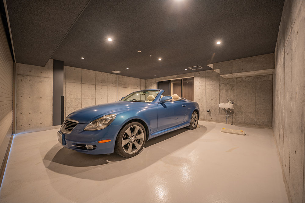 ガレージに駐車したSC430