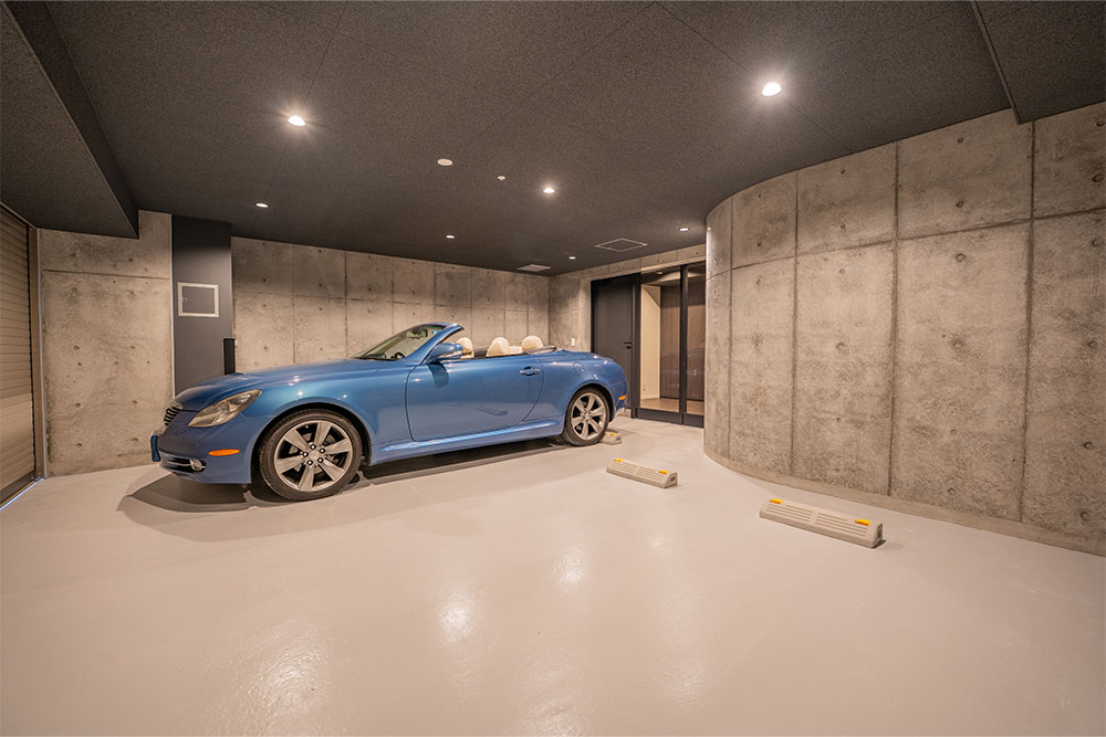224号室のガレージに駐車したSC430