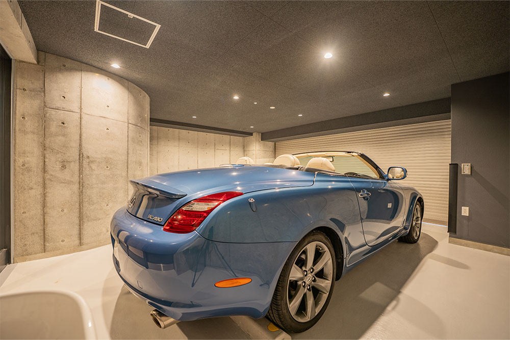 224号室のガレージに駐車したSC430
