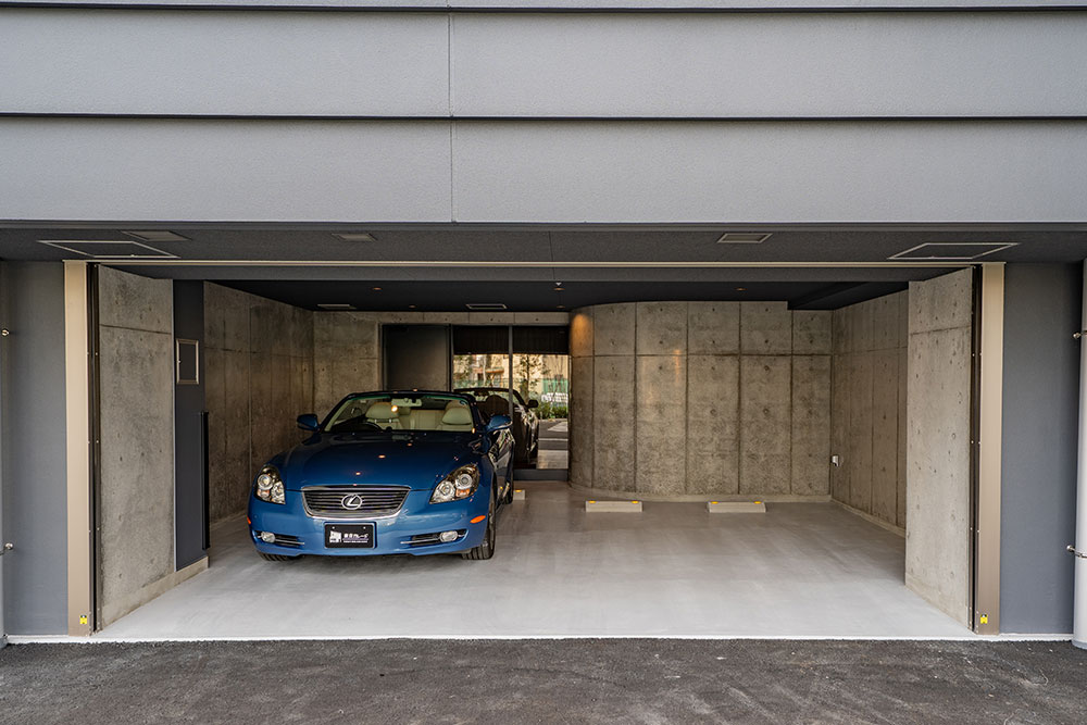224号室のガレージに駐車したSC430