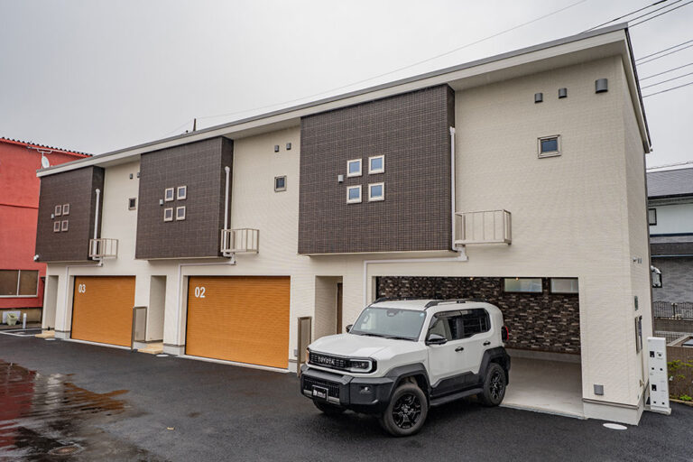 開口幅4.1m、整備やバイク収容も叶うワイドガレージ｜草加市
