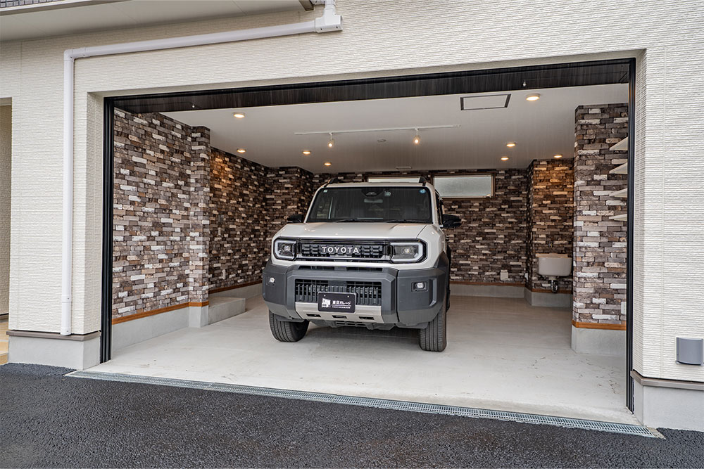 ガレージに駐車したランドクルーザーFJ