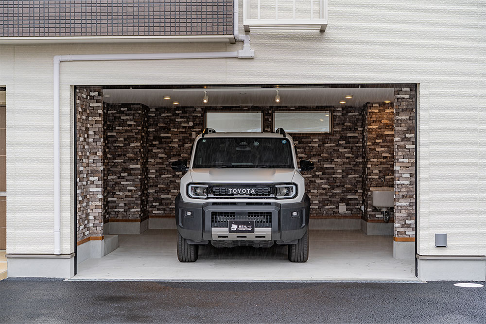 ガレージに駐車したランドクルーザーFJ