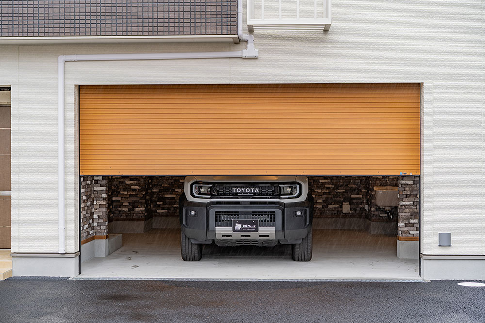 ガレージに駐車したランドクルーザーFJ