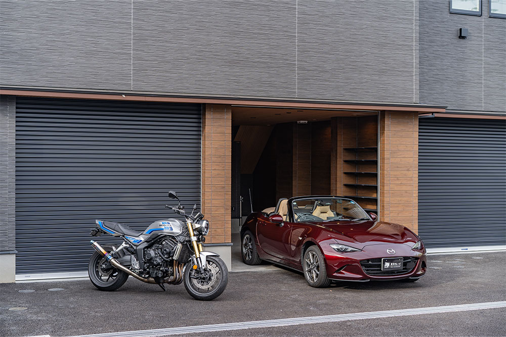 ガレージを出発するNDロードスター＆CB1000F