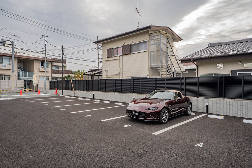 各戸に独立した屋外駐車場が付帯する