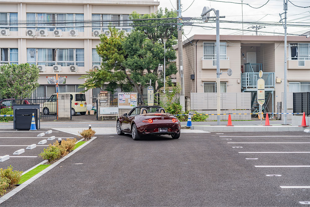 物件を出発するNDロードスター