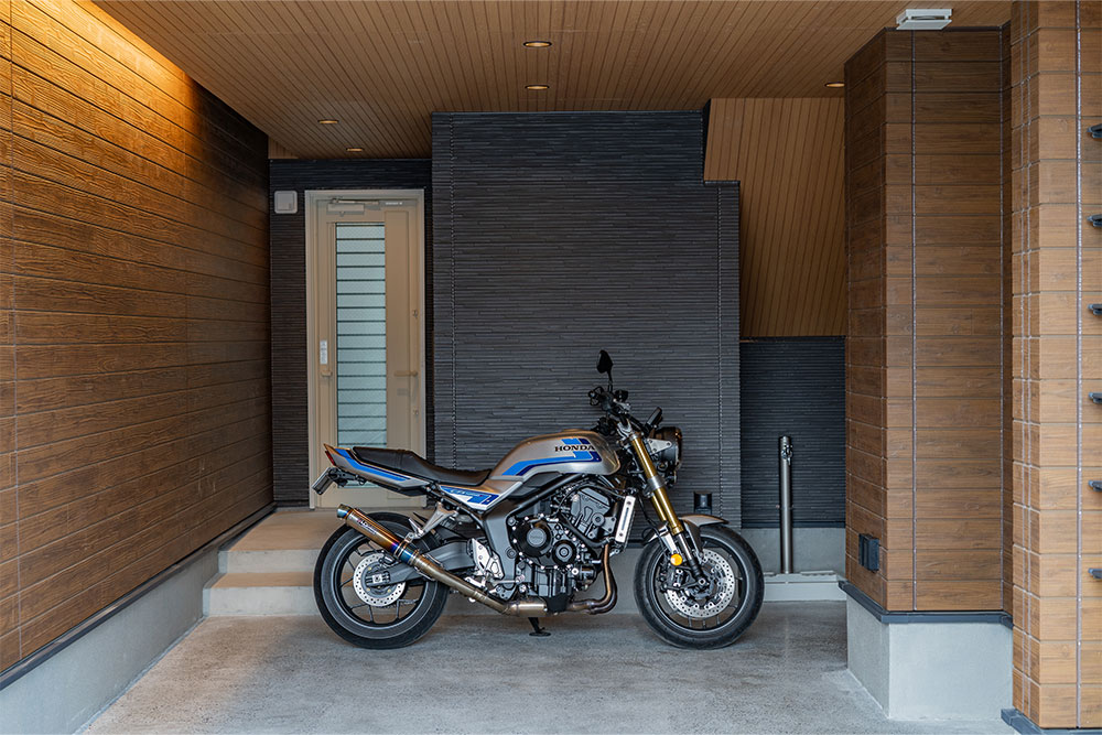 ガレージ奥に駐めたCB1000F