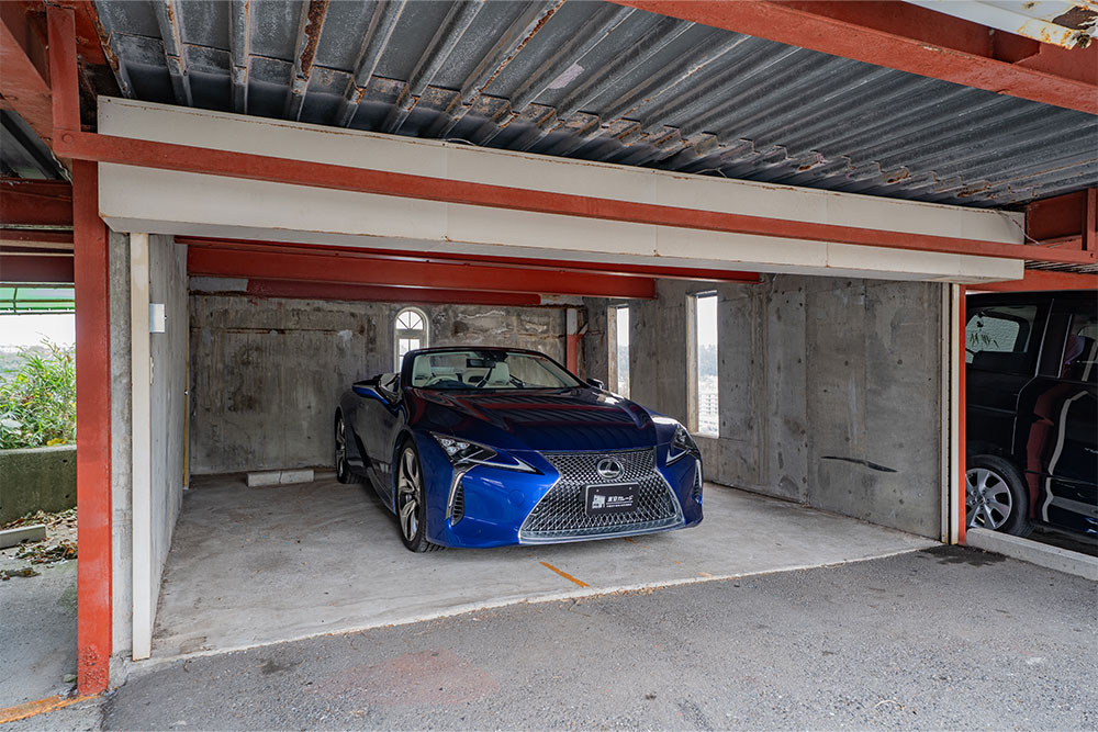 立体駐車場の一角に区画された貸しガレージ