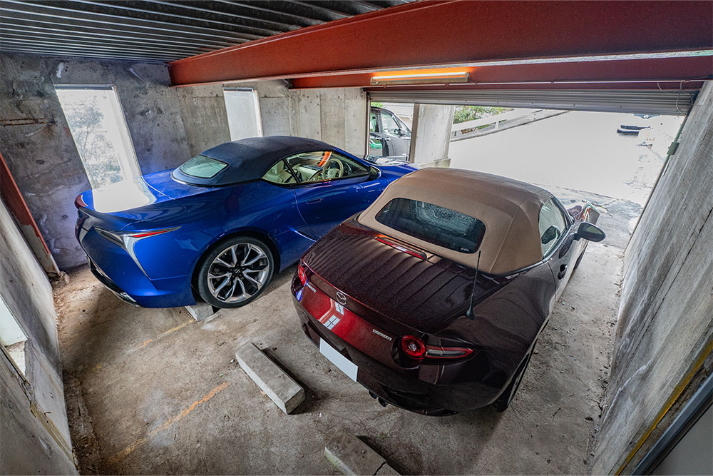 ガレージに駐車したLC500 ConvertibleとNDロードスター