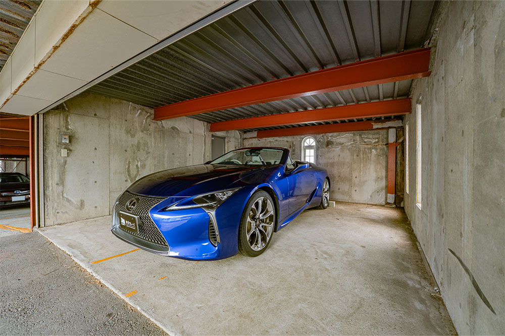 ガレージに駐車したLC500 Convertible
