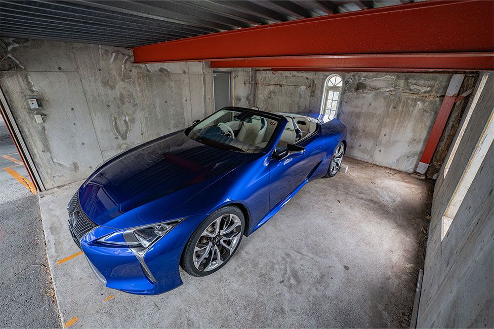 ガレージに駐車したLC500 Convertible